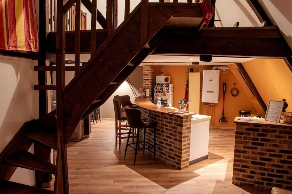 Duplex Atypique Dans La Cite Medievale Лан Экстерьер фото